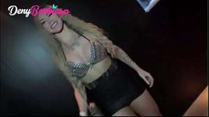 Fiquei cheia de tesão na balada e acabei dando uma rapidinha no banheiro.