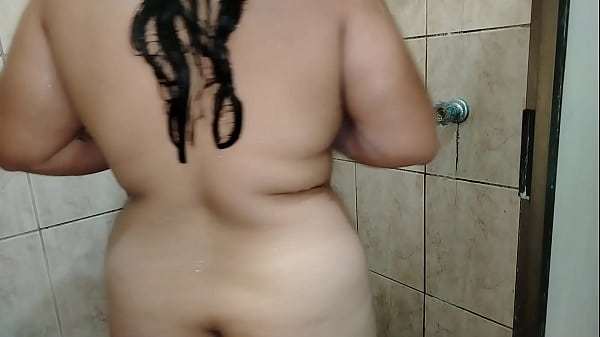 BUSTY STEPMOTHER RECORDED BATHING – REAL