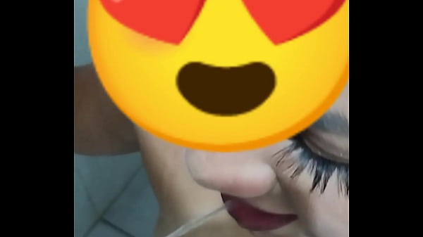 Faço a puta de vaso sanitário e mando ela beber todo meu mijo