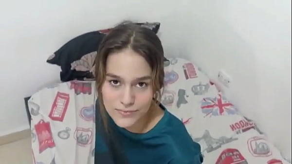 LA TRAVIESA DE MI HERMANASTRA SE PONE MI ROPA PARA DESPUES EXIGIRME QUE SE LA QUITE Y LE PEGO UNA RICA FOLLADA A SU COÑO ROSADITO