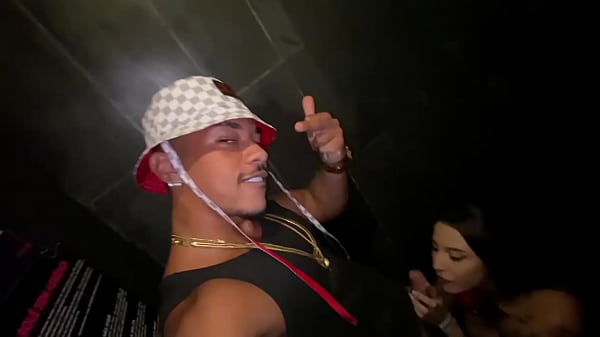 Vazou na net! Casada tattoada mamando no banheiro da balada