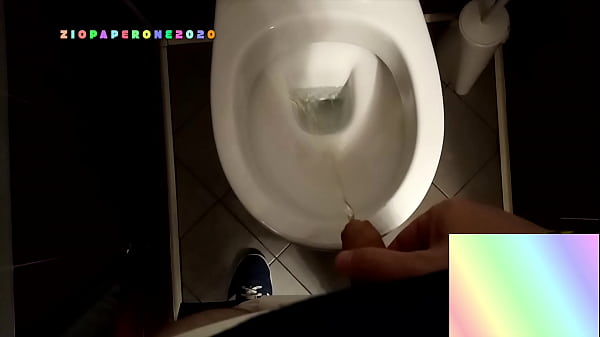 Ziopaperone2020 – Take a piss in the bar bathroom