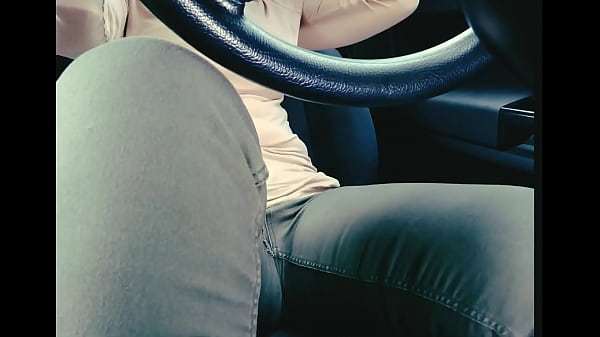 トイレに行きたいのに渋滞にはまってしまいあえなくおもらしをしてしまったお姉さん