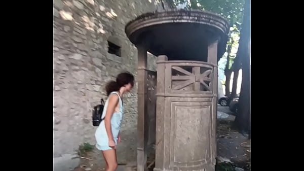 faccio pipi all’aperto in un bagno medievale