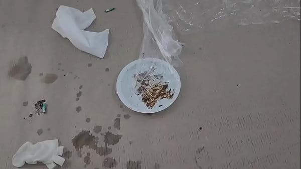 O cafe da manhã ja foi servido e engolido ? come tudo mesmo ?Mas tô brava pq a lixeira vomitou #toilet…