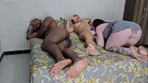 DEPOIS QUE MEU MACHO FODI MEU CU MINHA AMIGA VEM COM CARINHO PRA CHUPAR MEU GRELO