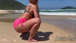 ELE ME ENCONTROU FAZENDO EXERCÍCIO NA PRAIA E ME FEZ CHUPAR O PAU DELE NO MATO