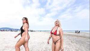 Eu, bem puta, mostrando a buceta e a bunda na praia, com minha amiga Dai Belan – Trailer