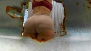 Grabada en vestidor publico