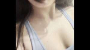 Me masturbo en un baño publico mientras no hay nadie