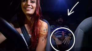Safada trabalha de motorista de aplicativo e pega homem se masturbando no banco de trás!