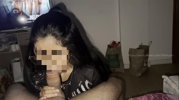 enteada está sozinha em casa assistindo tv,e a mamãe foi no mercado