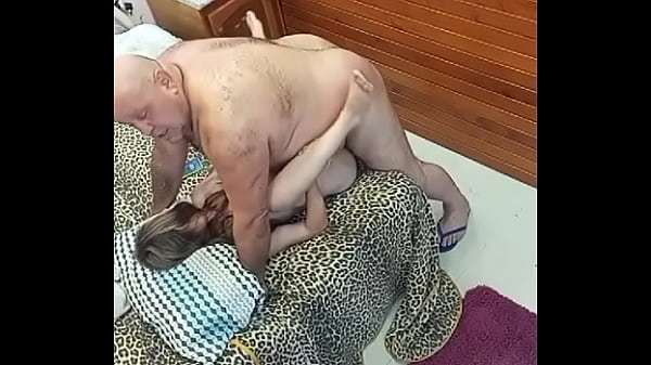 ESSA NOVINHA GOSTA DE COROA BOM DE CAMA