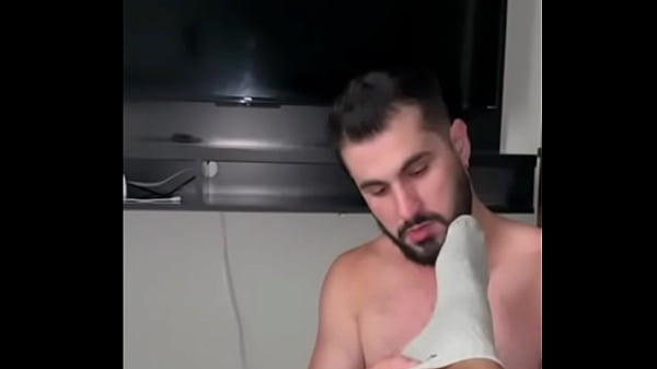 QUEM GOSTA DE CHUPAR UM PÉ?