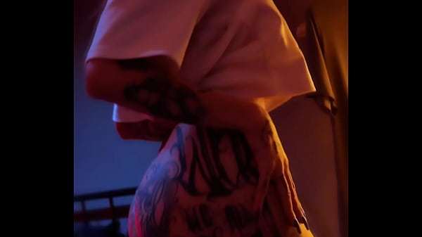 Comi a DJ famosa BadMadHot – Max Boss