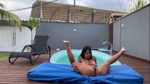 Contratamos uma gostosa para fazer ginástica para nós dois e acabou rolando uma putaria Só espero não aparecer em uma página pornô no Google.