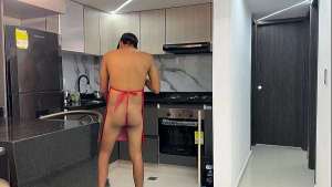 Culona peliroja hermanstra me encuentra haciendo aseo desnudo, le gusta mi rica y enorme verga y me pide que se la meta toda por su apretado culo.