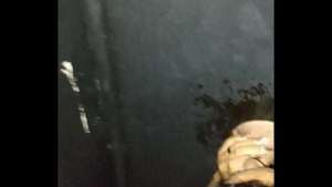 Fodi gostoso no gloryhole enquanto o corno filmava