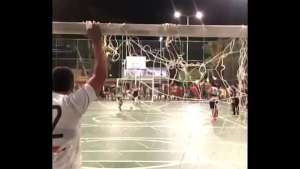 Magrinho se diverte com (janiel a fera) em praça pública