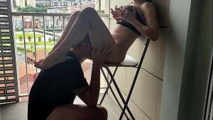 Mi Novio me come el Coño y el Culo en el Balcon al aire Libre frente a Nuestros Vecinos