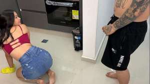 Mientras limpia la sirvienta de mi hermanastra yo me aprovecho de seducirla rico y cogermela muy duro.