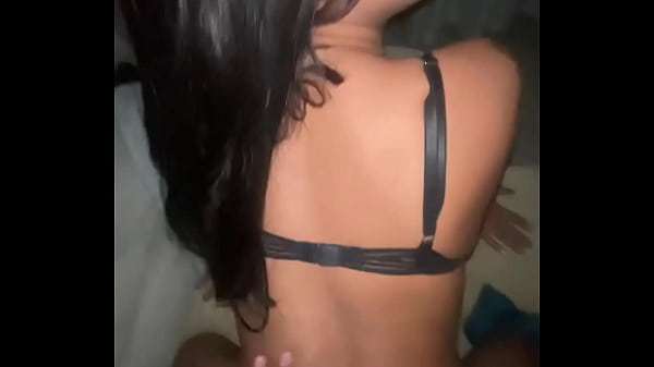 Anal amador – Novinha teve o cú arrombado no sofa da sala