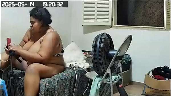 Camera escondida com madrasta bucetuda se exibindo