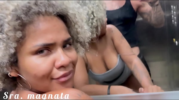 Dei pro meu vizinho casado no elevador sem camisinha é quase fomos pegos pela mulher dele.