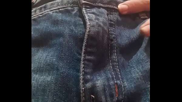 Essa Puta Novinha de Peitinhos Pequenos Sai na Rua Usando um Short Sem Calcinha. Veja Como a Buceta Dela está Peludinha