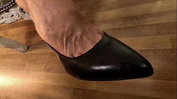 Fisting an old grandma to orgasm