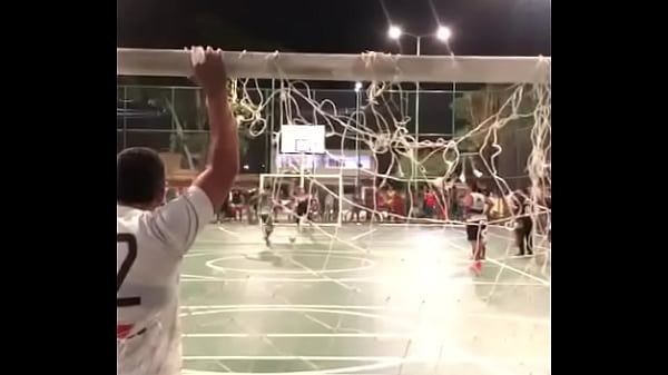 Magrinho se diverte com (janiel a fera) em praça pública