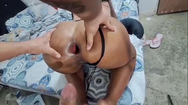 Mi padrasto me lo metió por todos mis agujeros, y me dio tan duro por el culo que me quedo abierto