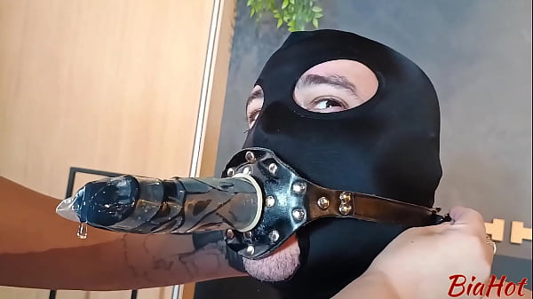 O CORNO MANSO DO MEU MARIDO GOSTA DE ME VER SENDO FODIDA POR PIROCA DOTADA DESSE NEGÃO