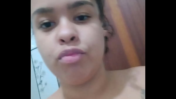 PUTA DEPRAVADA MOSTRANDO BUCETA MOLHADINHA E SUCULENTA SENSUALIZANDO PARA A CÂMERA AFIM DE GANHAR PICA NA BUCETA A SAFADA É FOGUENTA E NEM A ÁGUA DO CHUVEIRO APAGA O FOGO DESSA NINFETA