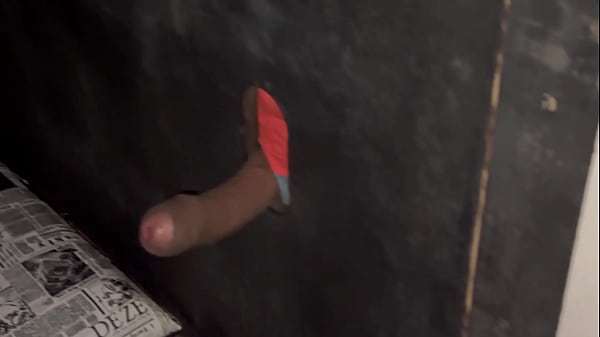 Roçei minha bunda no pau do negão e ele gozou na minha mão no golry hole da casa de swing