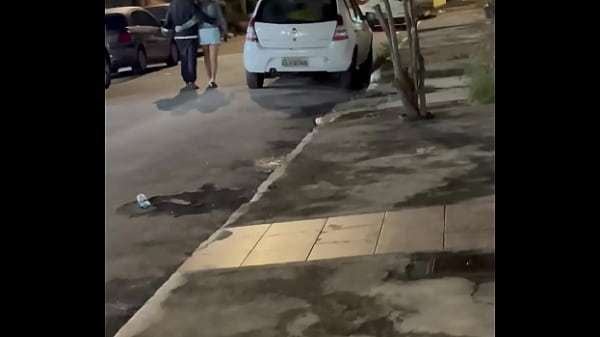 Cantada no bar, comida na moita, Belinha não resistiu ao tesão da rua