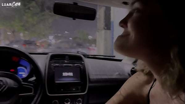 Casal para na rua e transa no carro