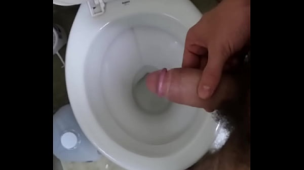 Peludo gozando na privada bem gostoso