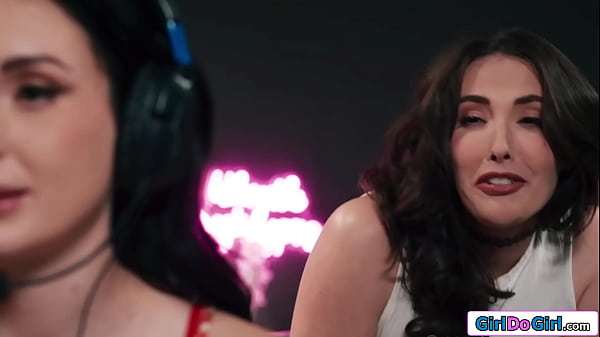I hope that my boobmassage isnt distracting you from gaming