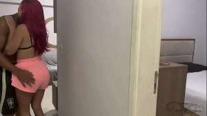 Na real ele gosta de me pegar no flagra com os amigos dele me comendo, e sem camisinha ainda.