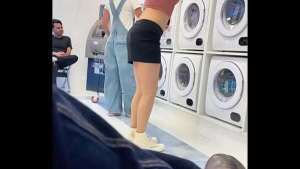 La manera de lavar ropa interior en la lavandería.