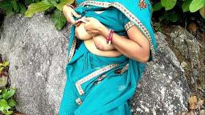 लण्ड की भूखी सौतेली माँ को जंगल के पहाड़ों में ले जाकर चोदा