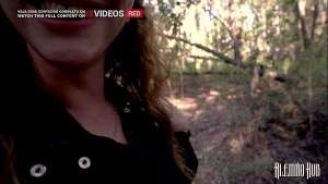 Fui brincar de Lobo mau e encontrei uma gostosa sozinha pela floresta, fodi ela ali mesmo. Sexo em publíco e selvagem!