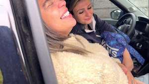 Mulher motorista de aplicativo pega cadeirante na estacão da sé ela não tem dinheiro pra pagar a corrida! E deixa ser toda chupada depois de mijar em forma de Pagamento!