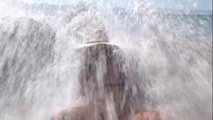 “Romance en la Playa: ¡Tsunami Dice ‘Corten!’ en Pleno Clímax! “