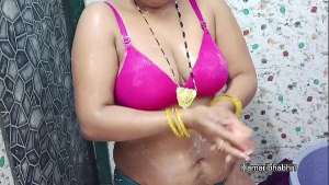 Hot indian desi bhabhi bathing mms.