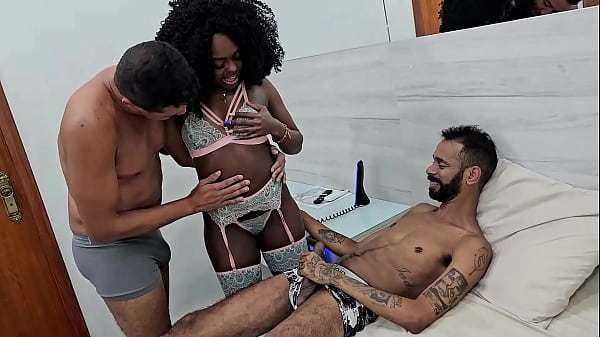 A novinha safada Alicia Ribeiro com dois amigos no motel deixou botar no cu e ainda ganhou leite na boca