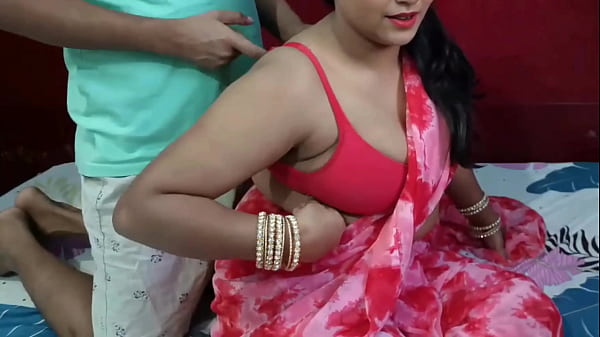 हॉर्नी स्टेपमॉम ने कहा बेटा मेरा ब्रा हुक बंद करदे, फिर सौतेली माँ की पलंगतोड़ हिंदी में चुदाई