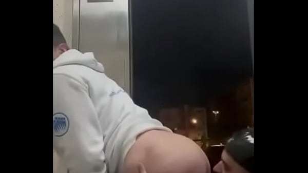 Comida de culo en el wc público en plena calle y la puerta se abre para los curiosos Charlyfilmxxx XiscoFre …