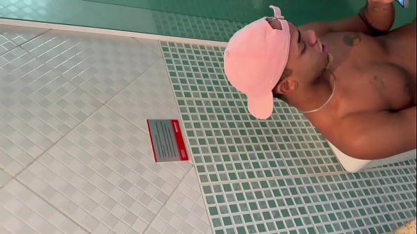 Meu amigo estava batendo punheta no banheiro e ajudei ele